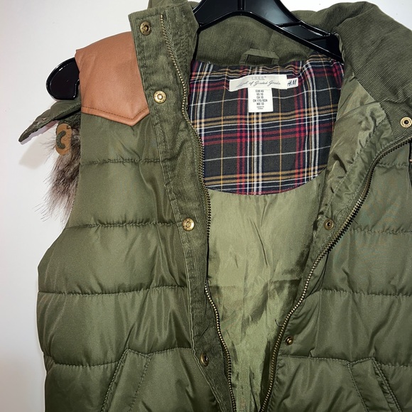 H&M Green Puffer Vest with removable & adjustable hood. - Picture 8 of 11